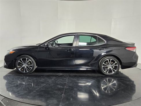 Used 2018 Toyota Camry SE image 3