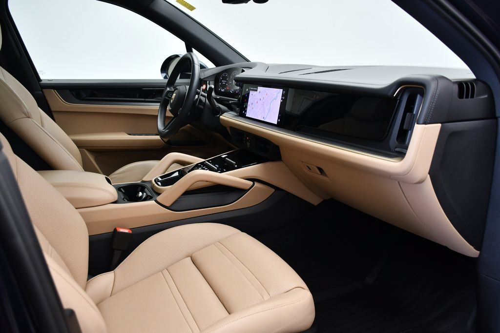 Certified 2025 Porsche Cayenne AWD/4WD image 47