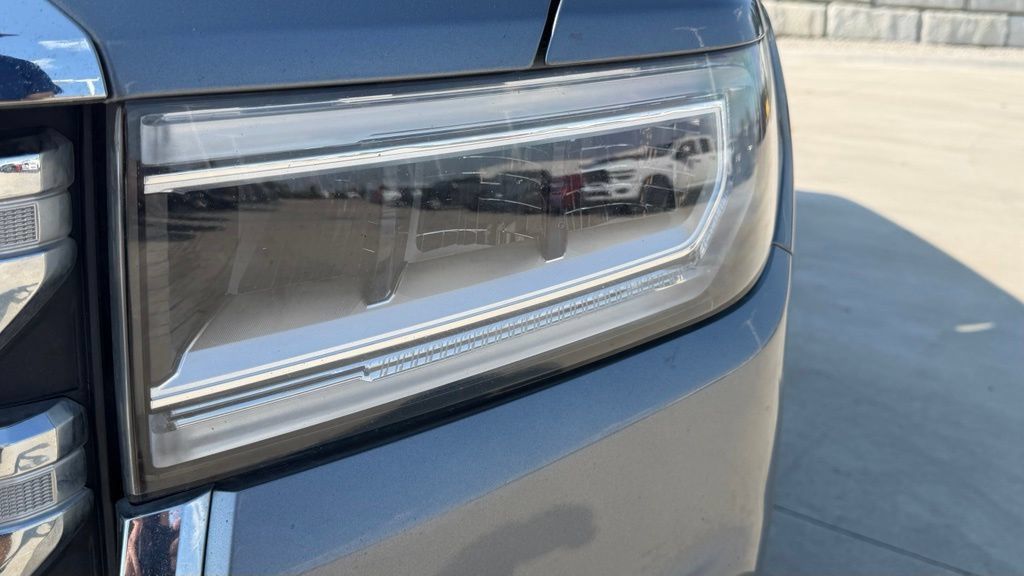 Used 2022 GMC Acadia SLT w/ Technology Package FWD image 9