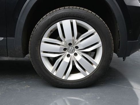 Used 2018 Volkswagen Atlas SEL Premium image 11