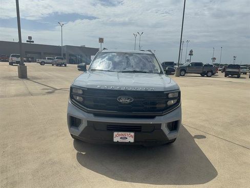 Used 2025 Ford Expedition Active RWD image 3