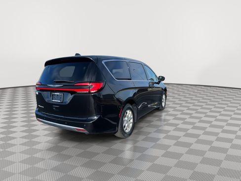 Used 2024 Chrysler Pacifica Touring-L image 8