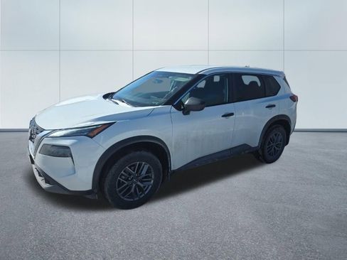 Used 2022 Nissan Rogue S image 2