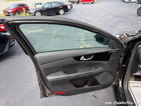 Used 2019 Kia Forte S w/ S Premium Package FWD image 5