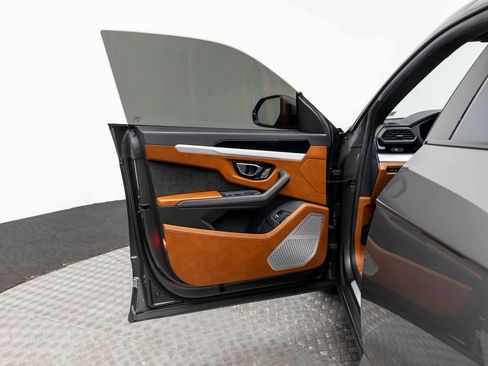 Used 2022 Lamborghini Urus image 25
