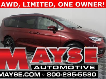 Used 2021 Chrysler Pacifica Limited w/ Uconnect Theater Family Group