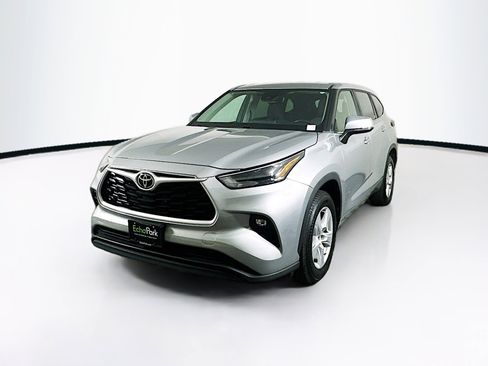 Used 2023 Toyota Highlander LE image 3