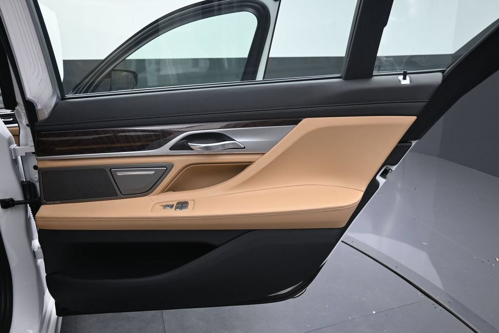 Used 2019 BMW 750i w/ Executive Package RWD image 23