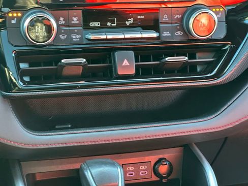 Used 2022 Toyota Highlander XSE image 16