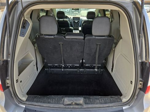 Used 2016 Chrysler Town & Country Touring image 12
