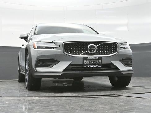 Used 2025 Volvo V60 B5 Cross Country Plus image 28