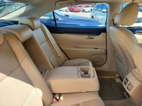 Used 2013 Lexus ES 350 w/ Luxury Pkg image 40