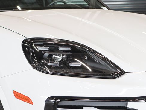 Certified 2024 Porsche Cayenne AWD/4WD image 24