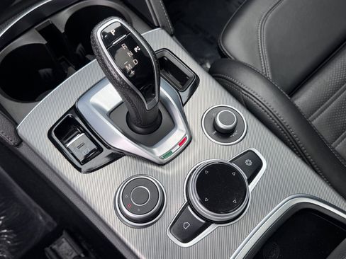 Used 2022 Alfa Romeo Stelvio Veloce AWD/4WD image 27