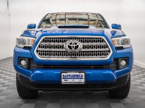 Used 2017 Toyota Tacoma TRD Sport w/ Tow Package AWD/4WD image 2