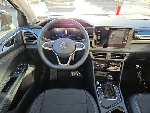 New 2026 Volkswagen Taos SE image 7