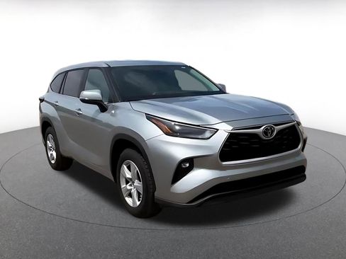 Used 2025 Toyota Highlander LE FWD image 3