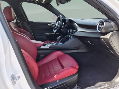 Used 2022 Alfa Romeo Giulia Veloce RWD image 20