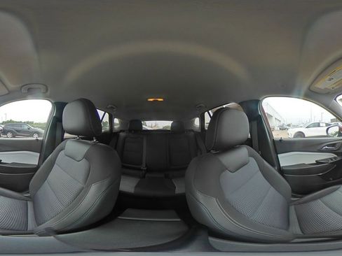 Used 2025 Chevrolet Trax LT FWD image 41