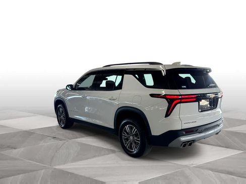 Used 2025 Chevrolet Traverse LT FWD image 6