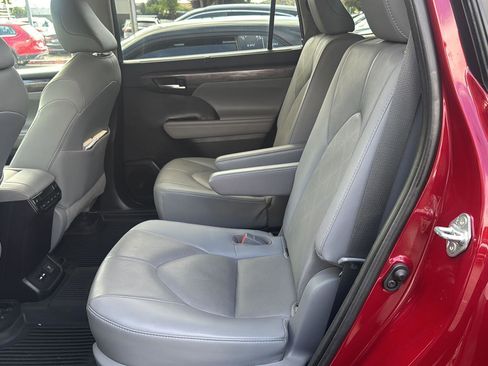 Used 2020 Toyota Highlander Platinum image 14