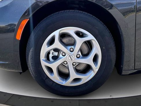 Used 2023 Chrysler Pacifica Limited image 36