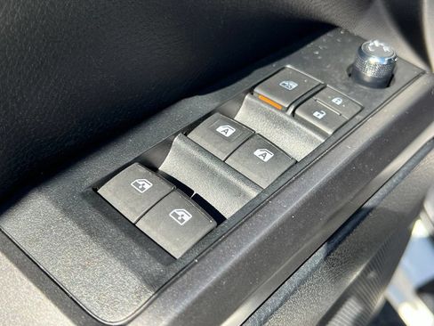 Certified 2018 Toyota Tacoma TRD Off-Road AWD/4WD image 38