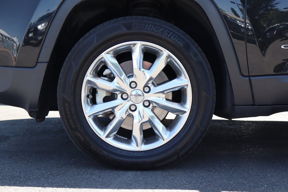 Used 2014 Jeep Cherokee Limited w/ Luxury Group AWD/4WD image 25