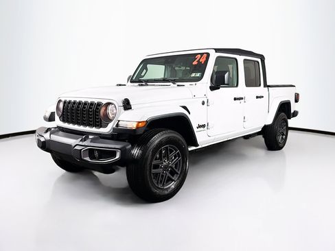 Used 2024 Jeep Gladiator Sport image 4