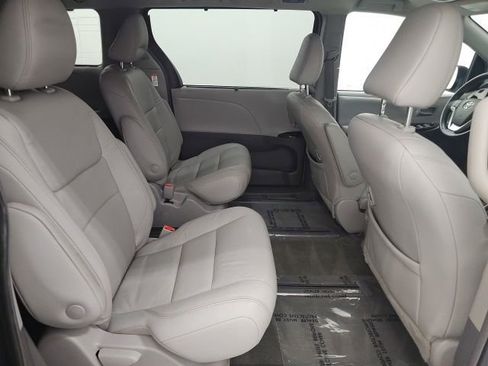 Used 2018 Toyota Sienna XLE image 35
