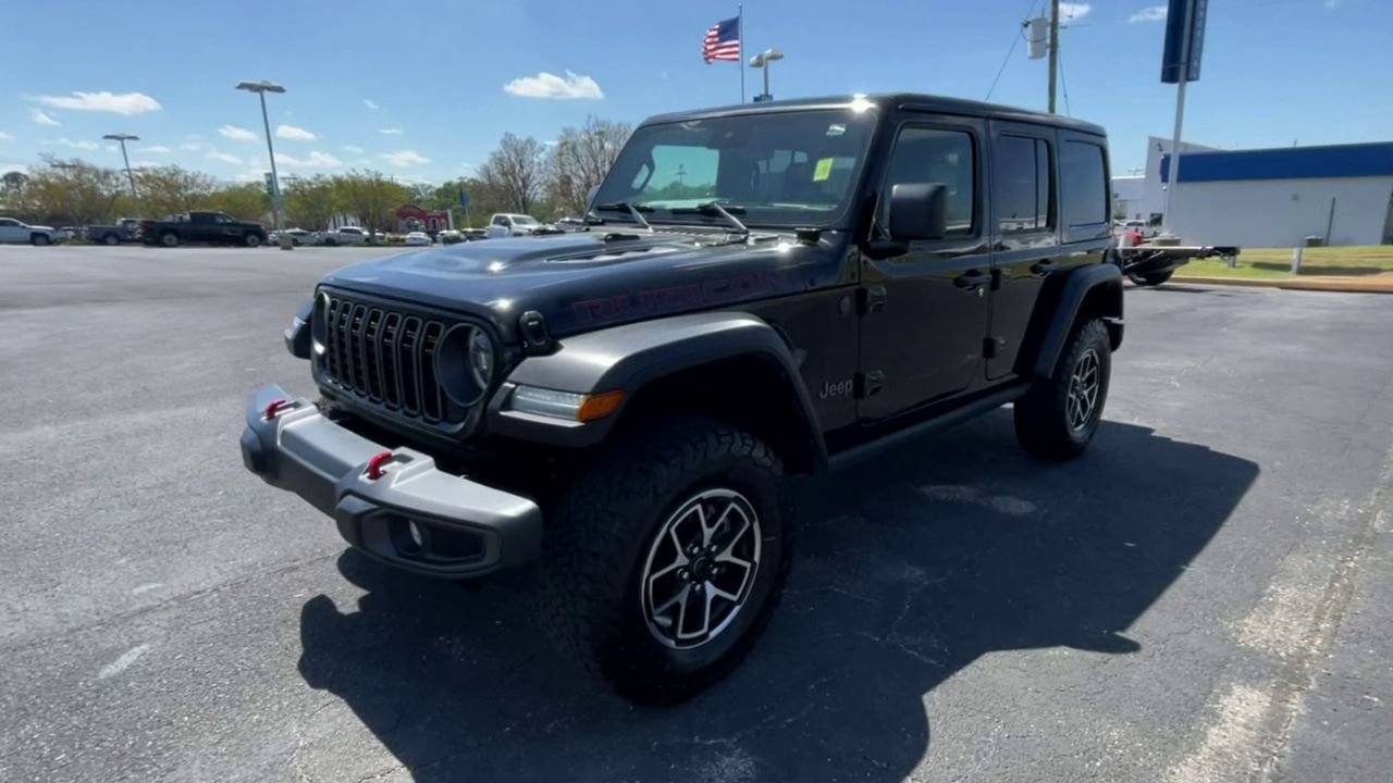 Used 2025 Jeep Wrangler Unlimited Rubicon AWD/4WD image 4