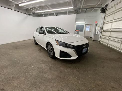 Used 2025 Nissan Altima 2.5 SV image 8