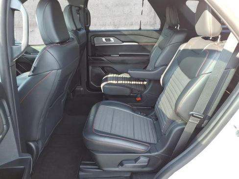 Used 2025 Ford Explorer ST-Line w/ ST-Line Street Pack AWD/4WD image 7