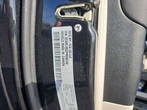 Certified 2023 Chrysler Pacifica Touring-L FWD image 36