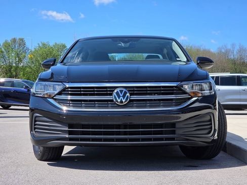 Used 2024 Volkswagen Jetta SE FWD image 3