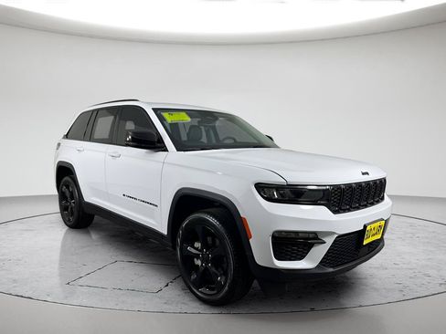 Used 2024 Jeep Grand Cherokee Limited w/ Black Appearance Package AWD/4WD image 3