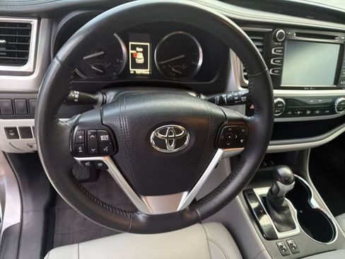 Used 2015 Toyota Highlander XLE AWD/4WD image 16
