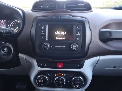 Used 2015 Jeep Renegade Latitude w/ Popular Equipment Group AWD/4WD image 34