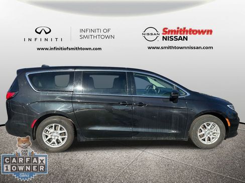 Used 2023 Chrysler Pacifica Touring-L FWD image 4