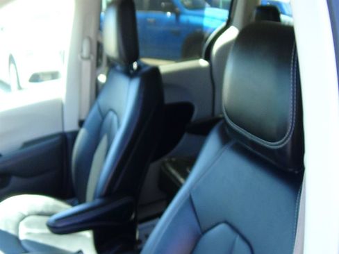 Certified 2024 Chrysler Pacifica Touring-L FWD image 17