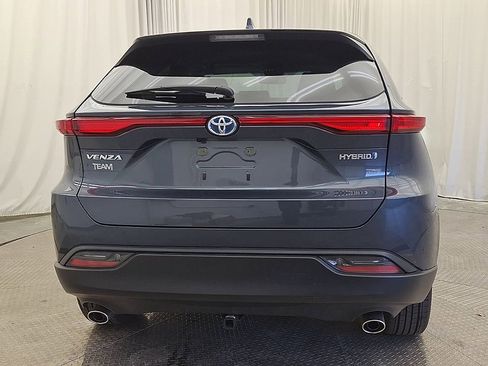 Used 2022 Toyota Venza LE image 2