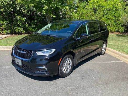 Used 2024 Chrysler Pacifica Touring-L FWD image 3
