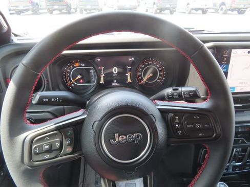 Used 2024 Jeep Wrangler Unlimited Rubicon w/ Convenience Group AWD/4WD image 33