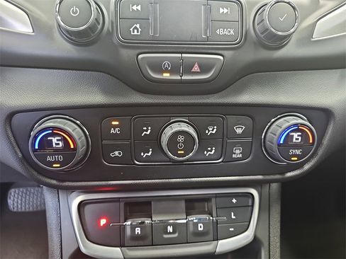 Used 2024 GMC Terrain SLT image 22