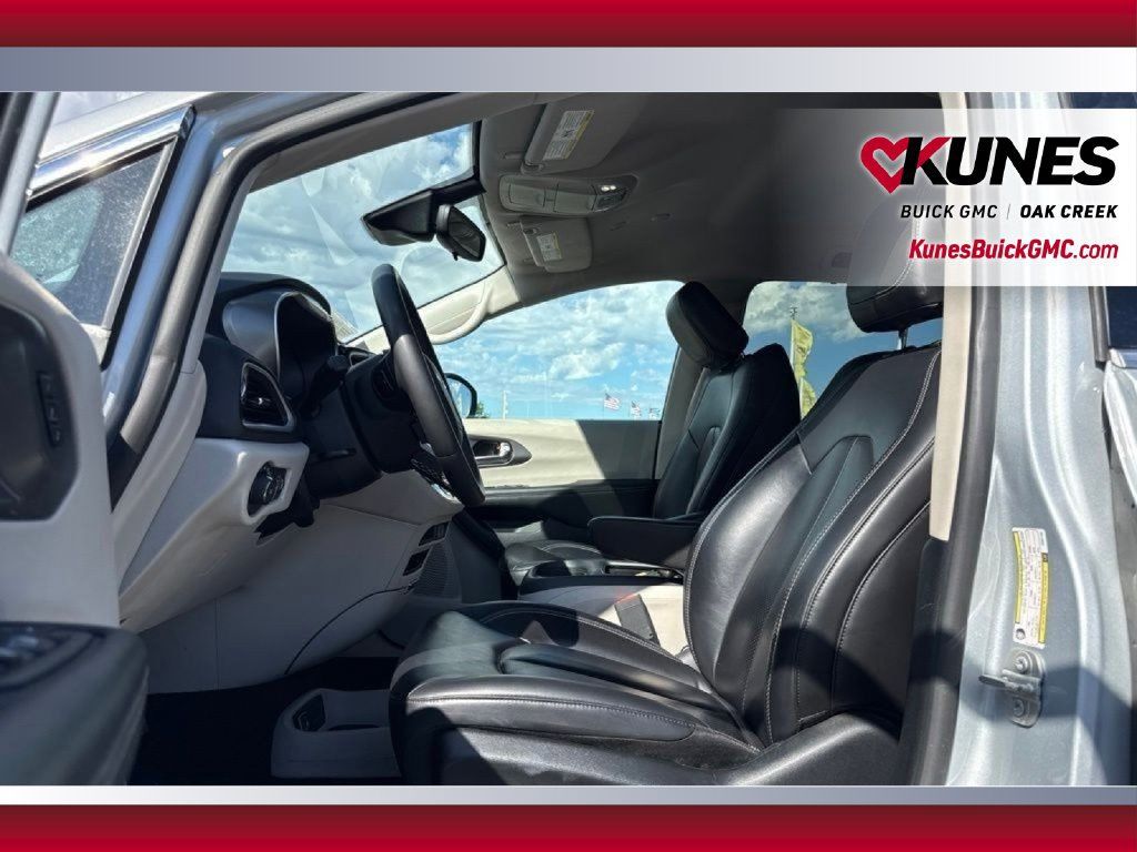Used 2023 Chrysler Pacifica Touring-L FWD image 17