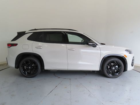 New 2026 Volkswagen Tiguan SE R-Line image 2