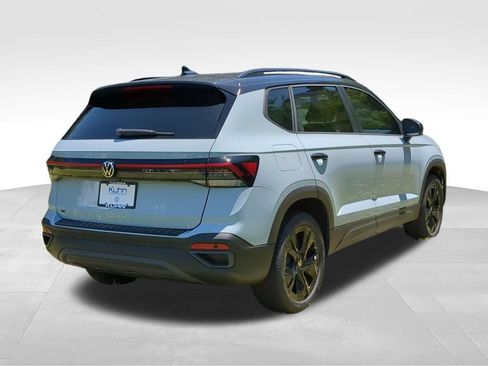 New 2026 Volkswagen Taos SE FWD image 3