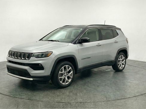 Used 2025 Jeep Compass Limited image 3