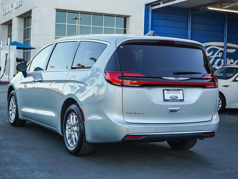 Used 2024 Chrysler Pacifica Touring-L image 5