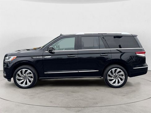 Used 2024 Lincoln Navigator Reserve image 2